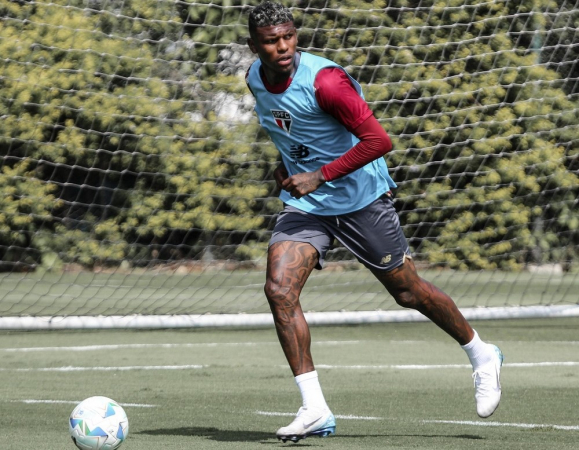 O zagueiro Arboleda em treino do São Paulo no CCT da Barra Funda