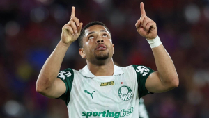 Vitor Roque celebra seu gol contra o Cerro Porteño