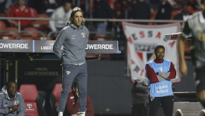 O técnico Luiz Zubeldía observa a equipe à beira do campo do Morumbi, no duelo com o Libertad, pela quinta rodada da Libertadores