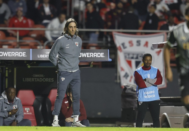 O técnico Luiz Zubeldía observa a equipe à beira do campo do Morumbi, no duelo com o Libertad, pela quinta rodada da Libertadores
