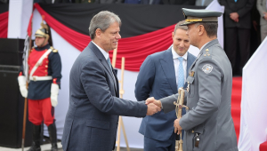 Tarcísio de Freitas cumprimenta o coronel José Augusto Coutinho, novo comandante-geral da PM
