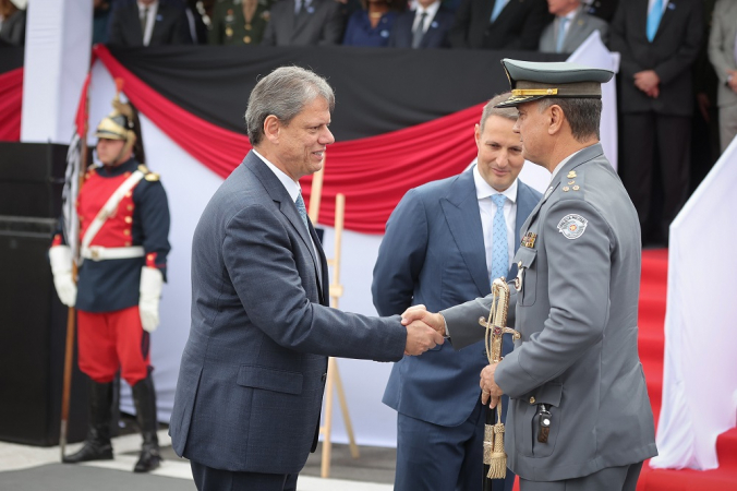 Tarcísio de Freitas cumprimenta o coronel José Augusto Coutinho, novo comandante-geral da PM