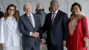 Lula e Janja posam para foto com João Lourenço, presidente de Angol, e Ana Dias Lourenço, primeira-dama do país africano