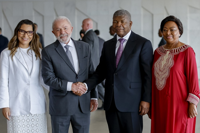 Lula e Janja posam para foto com João Lourenço, presidente de Angol, e Ana Dias Lourenço, primeira-dama do país africano