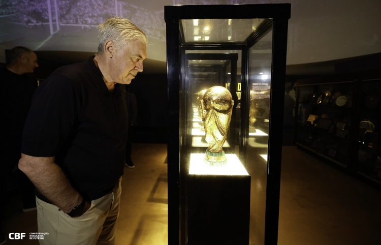 Ancelotti encara Canarinho Pistola, conhece sua sala e visita museu na CBF