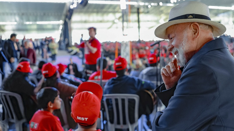 Lula diz que ações do MST não são ilegais e agradece sem-terra por vigília durante prisão em Curitiba