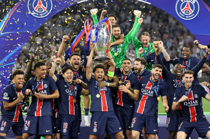 O capitão do PSG, Marquinhos, ergue o troféu após a equipe vencer a final da Liga dos Campeões da UEFA
