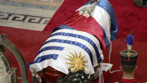 Fotografia do caixão de José Mujica, nesta quarta-feira no Palácio Legislativo de Montevidéu (Uruguai