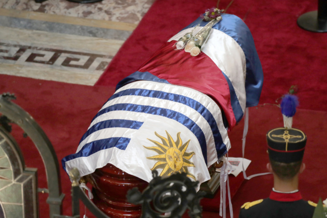 Fotografia do caixão de José Mujica, nesta quarta-feira no Palácio Legislativo de Montevidéu (Uruguai