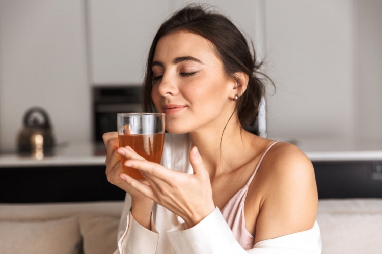 6 chás benéficos para a saúde da pele