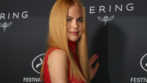 Nicole Kidman é homenageada em Cannes e pede que cineastas escrevam ‘papéis melhores para mulheres’