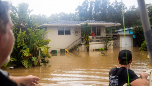 Moradores de Port Macquarie ajudam a entregar alimentos e suprimentos a residentes durante enchentes em North Shore