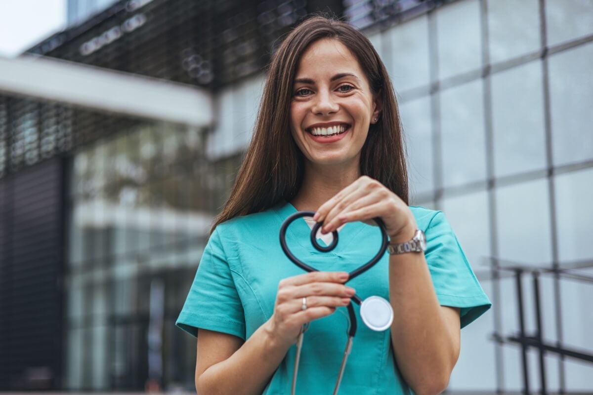 O enfermeiro é um dos profissionais mais próximos da população no cotidiano 