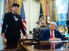O presidente dos EUA, Donald Trump (à dir.), e Elon Musk participam de uma coletiva de imprensa no Salão Oval da Casa Branca