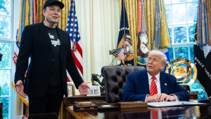 O presidente dos EUA, Donald Trump (à dir.), e Elon Musk participam de uma coletiva de imprensa no Salão Oval da Casa Branca