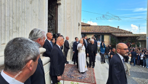 papa Leão XIV (C) acenando durante visita ao Santuário de Nossa Senhora do Bom Conselho, em Genazzano, próximo a Roma