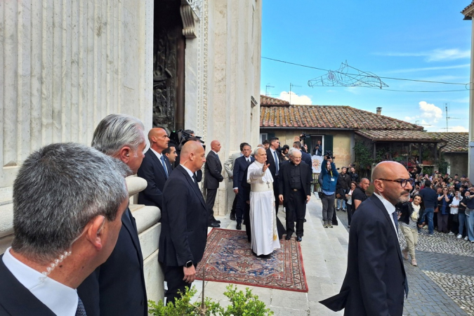 papa Leão XIV (C) acenando durante visita ao Santuário de Nossa Senhora do Bom Conselho, em Genazzano, próximo a Roma