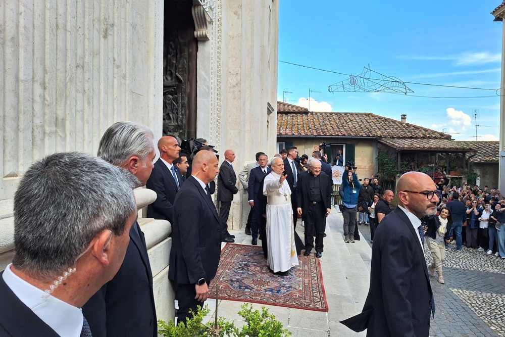 papa Leão XIV (C) acenando durante visita ao Santuário de Nossa Senhora do Bom Conselho, em Genazzano, próximo a Roma