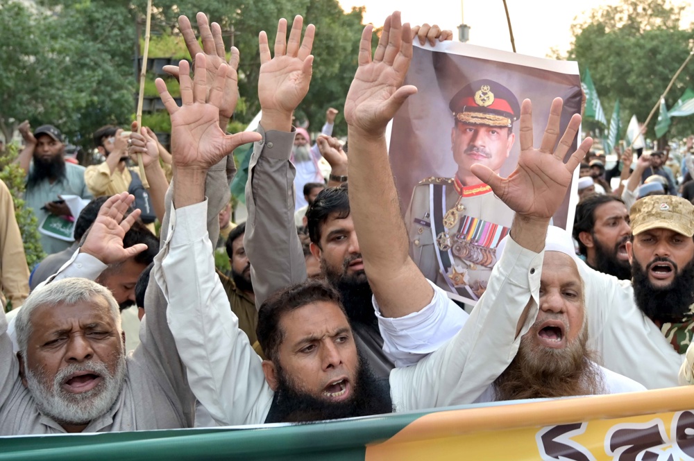 Apoiadores do partido político islâmico Pakistan Markazi Muslim League (PMML) comemoram após a confirmação de um cessar-fogo entre Paquistão e Índia, em Lahore, Paquistão