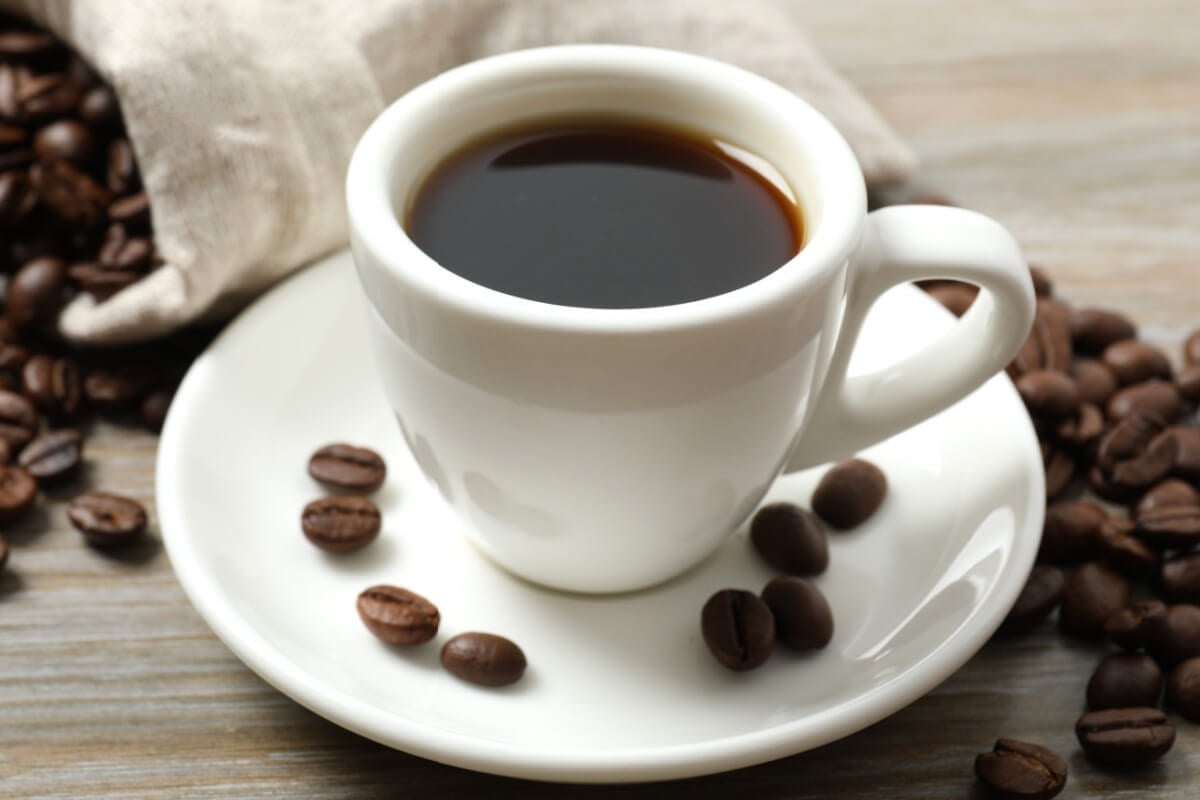 O café oferece diversos benefícios para o organismo, mas deve ser consumido com moderação para evitar malefícios