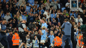 Kevin De Bruyne, do Manchester City, cumprimenta os torcedores em seu último jogo em casa