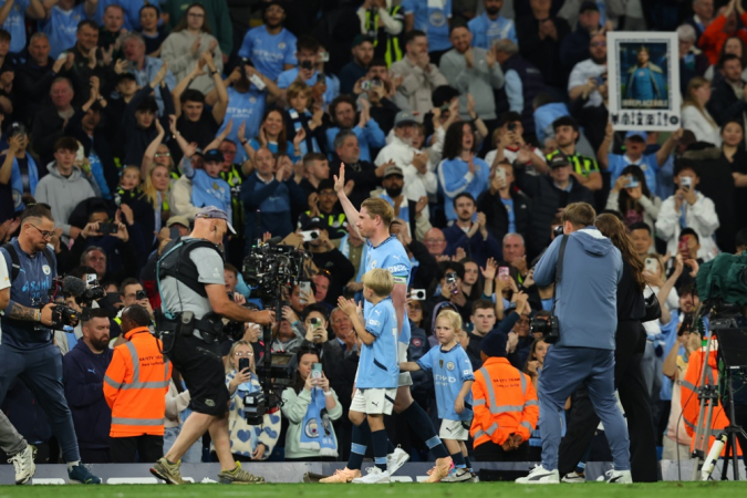 Kevin De Bruyne, do Manchester City, cumprimenta os torcedores em seu último jogo em casa