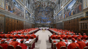 - Cardeais se reúnem antes do início do conclave para eleger um novo Papa na Capela Sistina,