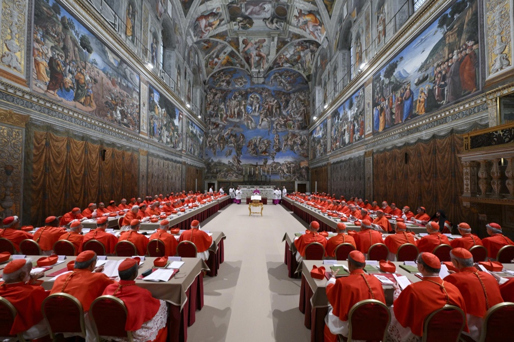 - Cardeais se reúnem antes do início do conclave para eleger um novo Papa na Capela Sistina,