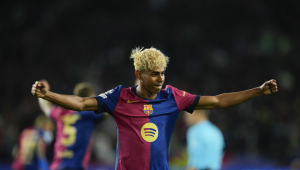 O atacante do FC Barcelona, Lamine Yamal, comemora o terceiro gol da equipe blaugrana durante a partida de ida das semifinais da Liga dos Campeões