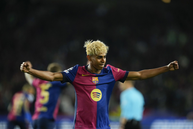 O atacante do FC Barcelona, Lamine Yamal, comemora o terceiro gol da equipe blaugrana durante a partida de ida das semifinais da Liga dos Campeões
