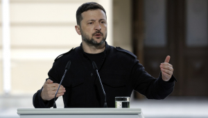 O presidente da Ucrânia, Volodymyr Zelensky, gesticula durante coletiva de imprensa conjunta após uma reunião da "Coalizão dos Dispostos" no Palácio Mariinsky