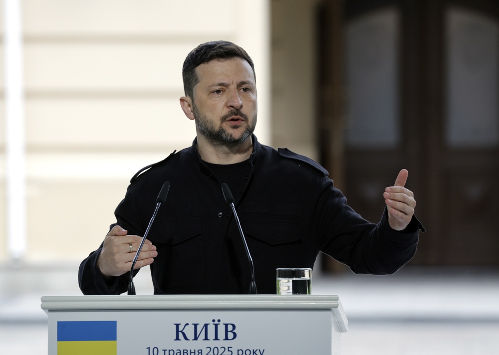 O presidente da Ucrânia, Volodymyr Zelensky, gesticula durante coletiva de imprensa conjunta após uma reunião da "Coalizão dos Dispostos" no Palácio Mariinsky