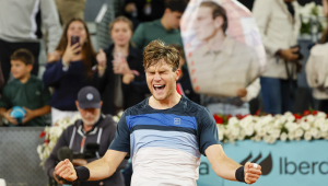 O tenista britânico Jack Draper comemora a vitória sobre o italiano Lorenzo Musetti ao término da partida semifinal do Mutua Madrid Open
