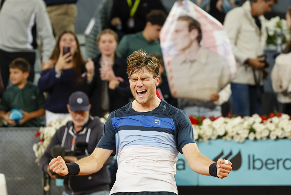 O tenista britânico Jack Draper comemora a vitória sobre o italiano Lorenzo Musetti ao término da partida semifinal do Mutua Madrid Open