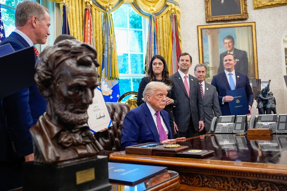 O presidente dos Estados Unidos, Donald Trump, assina ordens executivas e fala com jornalistas no Salão Oval da Casa Branca