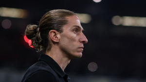‘Saio em paz e de cabeça erguida’, diz Filipe Luís em despedida do Flamengo