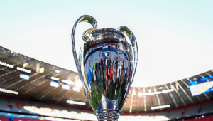 A taça da Liga dos Campeões da UEFA é exibida durante o treino oficial realizado na véspera da final entre Inter de Milão e Paris Saint-Germain