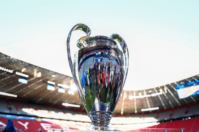 A taça da Liga dos Campeões da UEFA é exibida durante o treino oficial realizado na véspera da final entre Inter de Milão e Paris Saint-Germain