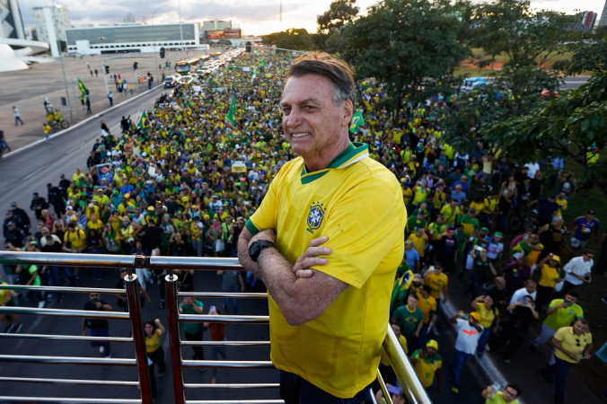 O ex-presidente da República, Jair Bolsonaro (PL), acompanhado de seus apoiadores, participam da passeata em prol da Anistia dos presos de 8 de janeiro