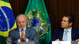 O presidente da República, Luiz Inácio Lula da Silva (PT), e o presidente da Câmara dos Deputados, Hugo Motta (Republicanos-PB), durante a cerimônia de assinatura da medida provisória da reforma do setor elétrico, no Palácio do Planalto