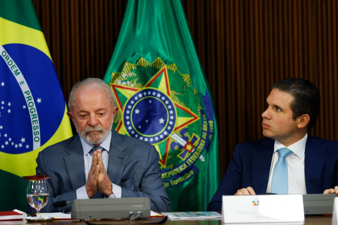 O presidente da República, Luiz Inácio Lula da Silva (PT), e o presidente da Câmara dos Deputados, Hugo Motta (Republicanos-PB), durante a cerimônia de assinatura da medida provisória da reforma do setor elétrico, no Palácio do Planalto