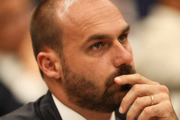 Entenda a denúncia da PGR contra Eduardo Bolsonaro e o que pode acontecer com o deputado licenciado
