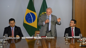 Lula discursa entre Alcolumbre e Hugo Motta, ambos sentados