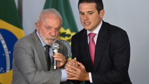 Lula cumprimenta Hugo Motta