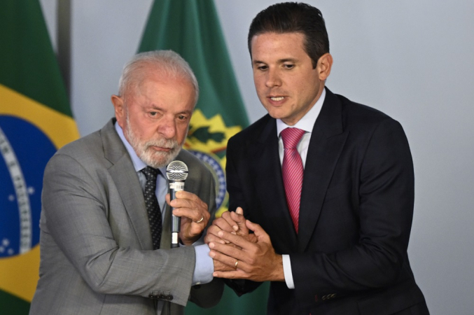 Lula cumprimenta Hugo Motta