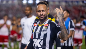 Neymar responde às provocações da torcida do CRB após eliminação do Santos no estádio Rei Pelé