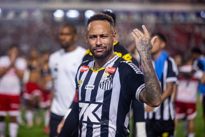 Neymar responde às provocações da torcida do CRB após eliminação do Santos no estádio Rei Pelé
