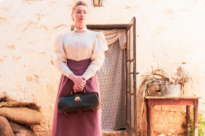 A atriz Amber Heard no filme "In The Fire"
