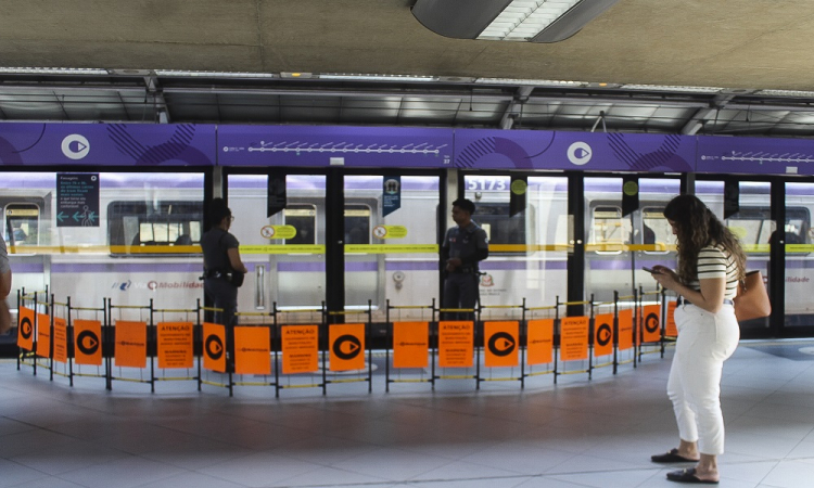 Vídeo mostra momento em que passageiro fica preso entre portas do metrô de SP antes de morrer