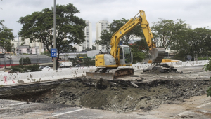 Cratera reaparece na Marginal Tietê um mês após reparo e interdita pista